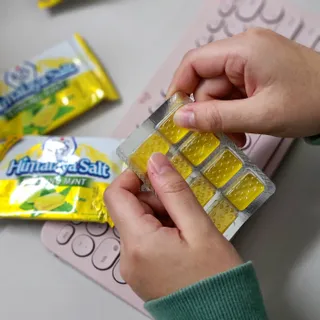 마요라 히말라야 솔트 캔디 2종-페퍼민트 맛, 라임민트 맛 — 4.5점을 준 리뷰어가 2022년 11월 올린 사용 사진