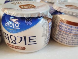 매일바이오 그릭요거트 오리지널 플레인 4개, 로스터리 커피믹스 4개 — 5점을 준 리뷰어가 2021년 12월 올린 사용 사진
