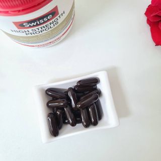 Swisse 스위스 고함량 프로폴리스 2,000mg 210정 — 4점을 준 리뷰어가 2021년 5월 올린 사용 사진