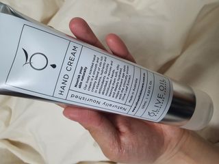 올리브 오일 스킨케어 컴퍼니 [OOSC] 보송보송한 내추럴리 너리시드 핸드크림 125ml — 5점을 준 리뷰어가 2021년 4월 올린 사용 사진