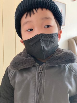 애니가드키즈 새부리형 KF94  5컬러 각 10매입 [화이트, 블랙, 크리미베이지, 코튼핑크, 그레이] 3-6세 — 4.5점을 준 리뷰어가 2022년 2월 올린 사용 사진