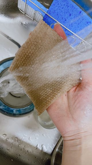 블뤼엔 일회용 수세미 — 4.5점을 준 리뷰어가 2021년 4월 올린 사용 사진