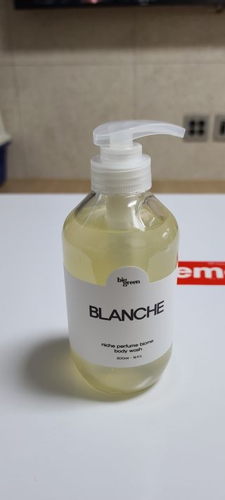 빅그린 니치 퍼퓸 바이옴바디워시 500ml(상탈, 블랙베리&베이, 블랑쉐 3종 중 택1) — 5점을 준 리뷰어가 2022년 7월 올린 사용 사진