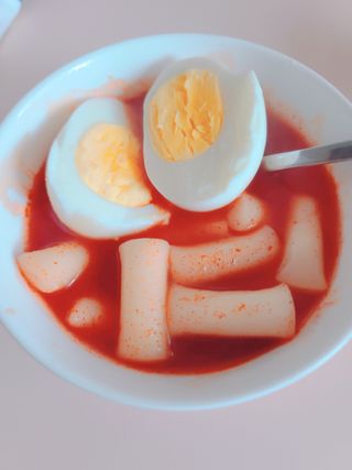 유비쿡 컵떡볶이 매운컵떡볶이2개/ 짜장컵떡볶이 2개  총 4개세트 — 5점을 준 리뷰어가 2021년 2월 올린 사용 사진