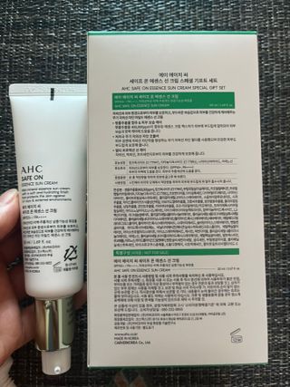 [AHC] 세이프온 에센스 선크림 올리브영 스페셜 증정 기획세트 — 4.5점을 준 리뷰어가 2022년 6월 올린 사용 사진