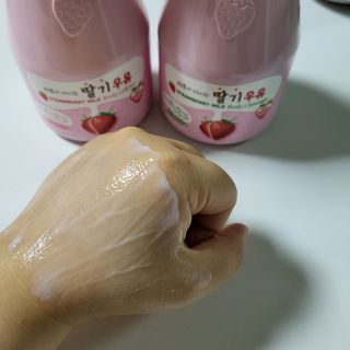 [과일나라] 피부가 마시는 딸기우유 바디클렌저&바디로션 — 5점을 준 리뷰어가 2022년 10월 올린 사용 사진