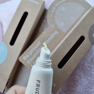[후르디아] 올리브영 착한보습 비건 립버터 2종 — 5점을 준 리뷰어가 2022년 2월 올린 사용 사진