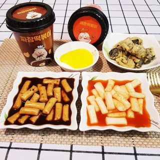 유비쿡 컵떡볶이 매운컵떡볶이2개/ 짜장컵떡볶이 2개  총 4개세트 — 5점을 준 리뷰어가 2021년 5월 올린 사용 사진