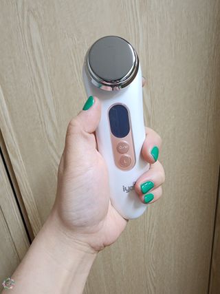 올인원 피부관리 이야 갈바닉 마사지기 — 5점을 준 리뷰어가 2023년 3월 올린 사용 사진