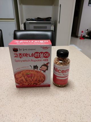 더밥  고추마녀 라볶이 +  나이스미 무설탕 현미후레이크 — 5점을 준 리뷰어가 2021년 10월 올린 사용 사진