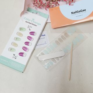 [네일가게] 햇빛에 닿으면 색이 변하는 신기한 햇살 반전 네일스티커 — 5점을 준 리뷰어가 2021년 8월 올린 사용 사진