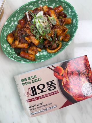 화끈한녀석들 새오똥400g 새우,오징어,똥집 볶음요리 소스,밀떡, 참기름 포함 — 5점을 준 리뷰어가 2022년 11월 올린 사용 사진