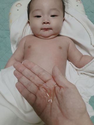 mom e 맘이 내추럴 베이비 케어 크림+바디오일 — 5점을 준 리뷰어가 2021년 1월 올린 사용 사진