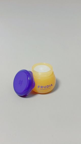틱톡 [후르디아] 튼입술해결템 올리브영 블루베리 하이드레이팅 허니 립밤 — 4점을 준 리뷰어가 2023년 12월 올린 사용 사진