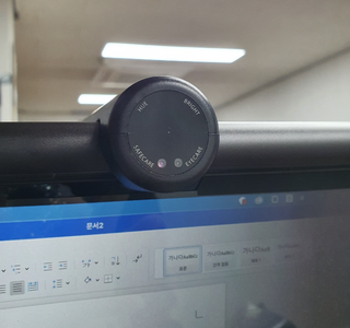 TOMO GRAPHY 나 있을땐 환한 조명 나 없을땐 확실한 살균 ★ DESK LIGHT & STERILIZER [ON] ★ — 5점을 준 리뷰어가 2021년 11월 올린 사용 사진