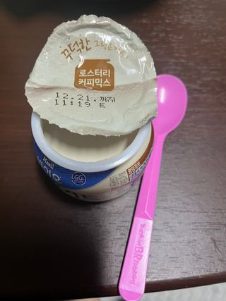 매일바이오 그릭요거트 오리지널 플레인 4개, 로스터리 커피믹스 4개 — 5점을 준 리뷰어가 2021년 12월 올린 사용 사진