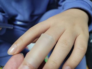 [큐어반H 커팅] 간편하게 떼서 쓰는 자외선차단 습윤밴드 (1팩/30매입) — 5점을 준 리뷰어가 2022년 11월 올린 사용 사진