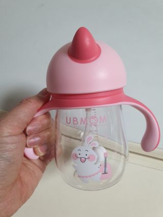 유비맘 트라이탄 코니빨대컵_컬러 랜덤 발송 — 5점을 준 리뷰어가 2021년 3월 올린 사용 사진