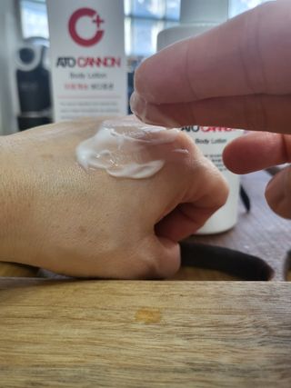 아토캐논(ATO CANNON) 아토캐논 고보습 바디로션 200ml — 5점을 준 리뷰어가 2022년 12월 올린 사용 사진