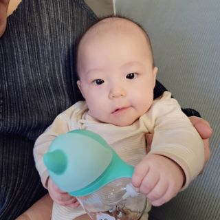 유비맘 트라이탄 코니빨대컵_컬러 랜덤 발송 — 5점을 준 리뷰어가 2021년 3월 올린 사용 사진