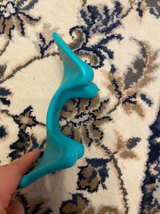 힐니스북 [힐마이넥]   거북목 통증완화를 위한 휴대용 목 안마기 — 3.5점을 준 리뷰어가 2022년 12월 올린 사용 사진
