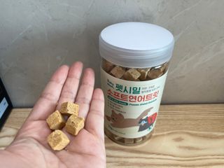[펫시밀] 원물그대로 영양듬뿍 진공동결건조 북어트릿75g,치킨트릿100g,연어트릿75g 강아지 고양이 간식 — 5점을 준 리뷰어가 2023년 5월 올린 사용 사진