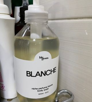 빅그린 니치 퍼퓸 바이옴바디워시 500ml(상탈, 블랙베리&베이, 블랑쉐 3종 중 택1) — 4점을 준 리뷰어가 2022년 7월 올린 사용 사진