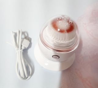 디하우트 랩 디하우트랩 클렌징 피부관리기 진동클렌저 실리콘+2종 인조모 브러시 — 4점을 준 리뷰어가 2021년 11월 올린 사용 사진