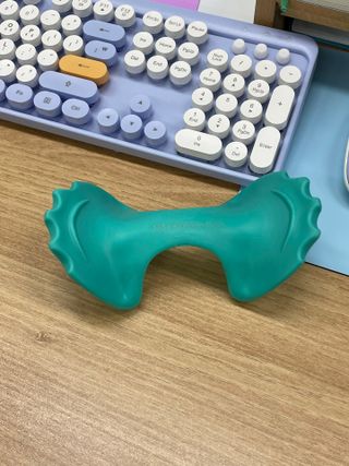 힐니스북 [힐마이넥]   거북목 통증완화를 위한 휴대용 목 안마기 — 5점을 준 리뷰어가 2022년 12월 올린 사용 사진