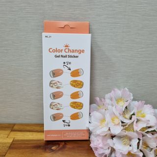 [네일가게] 햇빛에 닿으면 색이 변하는 신기한 햇살 반전 네일스티커_B — 5점을 준 리뷰어가 2021년 8월 올린 사용 사진