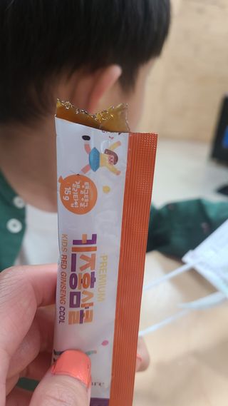 베거스코리아 [콜리케어] 키즈 홍삼콜리 딸기맛 14포 — 4점을 준 리뷰어가 2021년 5월 올린 사용 사진