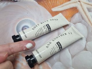 멈칫(MUMCHIT) 넥퍼퓸 NECKPERFUME 2가지 향 — 5점을 준 리뷰어가 2021년 12월 올린 사용 사진
