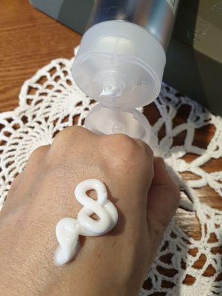 올리브 오일 스킨케어 컴퍼니 [OOSC] 보송보송한 내추럴리 너리시드 핸드크림 125ml — 5점을 준 리뷰어가 2021년 4월 올린 사용 사진