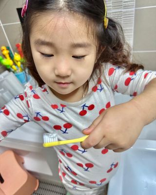 치과에서 쓰는 치약 _ 라벨제로 저불소 꼬마, 키즈, 유아, 베이비, 주니어 안전한 어린이치약 — 5점을 준 리뷰어가 2022년 11월 올린 사용 사진