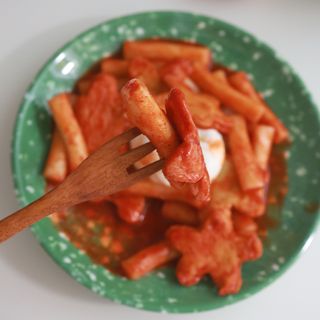 빨간키트 떡볶이 밀키트 2~3인분 매운맛 국물 떡볶이 만들기 쉬운 황금 레시피 분말 소스로 간편한 요리 — 5점을 준 리뷰어가 2021년 8월 올린 사용 사진