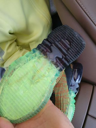 토박스코리아 다이노솔즈 티렉스 에어 네온 운동화 — 5점을 준 리뷰어가 2021년 3월 올린 사용 사진