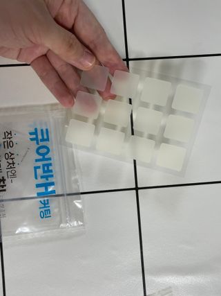 [큐어반H 커팅] 간편하게 떼서 쓰는 자외선차단 습윤밴드 (1팩/30매입) — 3점을 준 리뷰어가 2022년 11월 올린 사용 사진