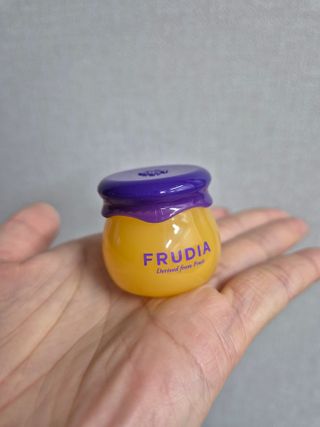 틱톡 [후르디아] 튼입술해결템 올리브영 블루베리 하이드레이팅 허니 립밤 — 5점을 준 리뷰어가 2024년 3월 올린 사용 사진