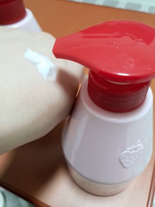 [과일나라] 피부가 마시는 딸기우유 바디클렌저&바디로션 — 5점을 준 리뷰어가 2022년 2월 올린 사용 사진