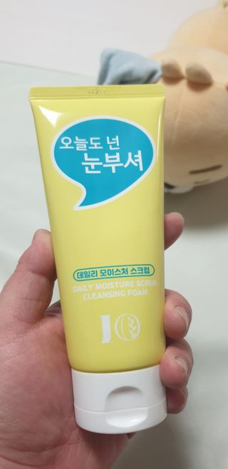 IO 아이오 오늘도 넌 눈부셔 - 데일리 스크럽 클렌징폼 — 5점을 준 리뷰어가 2021년 2월 올린 사용 사진