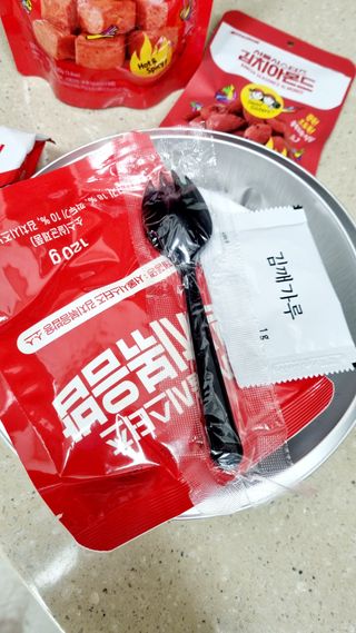 [서울시스터즈] CU 김치 4총사 세트-김치볶음밥, 김치큐브닭, 김치바삭김, 김치아몬드 — 3.5점을 준 리뷰어가 2021년 10월 올린 사용 사진
