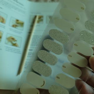 [네일가게] 햇빛에 닿으면 색이 변하는 신기한 햇살 반전 네일스티커 — 3.5점을 준 리뷰어가 2021년 8월 올린 사용 사진