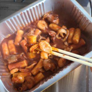 화끈한녀석들 새오똥400g 새우,오징어,똥집 볶음요리 소스,밀떡, 참기름 포함 — 3점을 준 리뷰어가 2022년 11월 올린 사용 사진