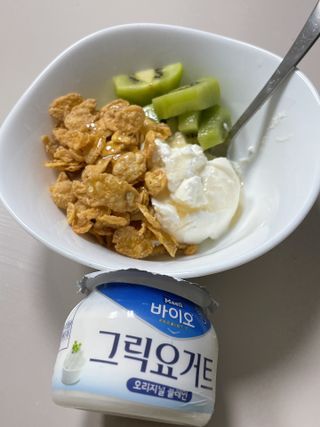 매일바이오 그릭요거트 오리지널 플레인 4개, 로스터리 커피믹스 4개 — 5점을 준 리뷰어가 2021년 12월 올린 사용 사진