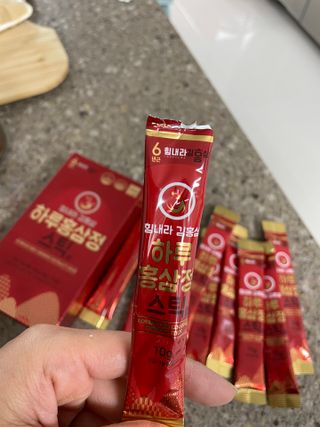 힘내라김홍삼 하루홍삼정스틱 10g x 10포 — 5점을 준 리뷰어가 2021년 4월 올린 사용 사진