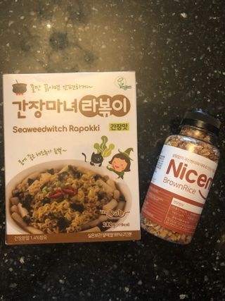더밥  고추마녀 라볶이 +  나이스미 무설탕 현미후레이크 — 5점을 준 리뷰어가 2021년 10월 올린 사용 사진