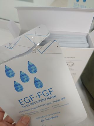 Dr.느루벗 느루벗 EGF FGF 스킨 리커버리 마스크 10장 — 5점을 준 리뷰어가 2021년 3월 올린 사용 사진