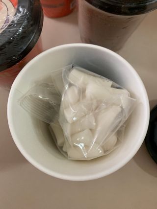 유비쿡 컵떡볶이 매운컵떡볶이2개/ 짜장컵떡볶이 2개  총 4개세트 — 3.5점을 준 리뷰어가 2021년 6월 올린 사용 사진
