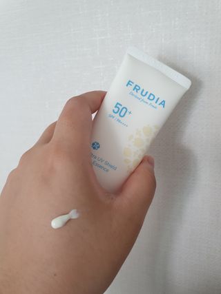 틱톡 [후르디아] 백탁NO! 화잘먹 수분광 선 에센스✨ — 5점을 준 리뷰어가 2023년 8월 올린 사용 사진