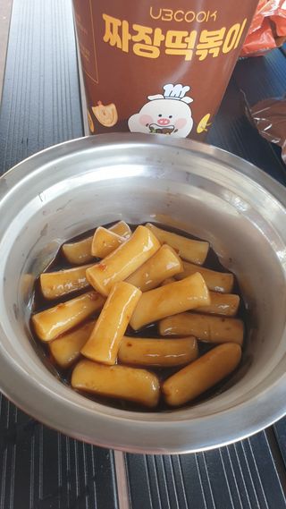 유비쿡 컵떡볶이 매운컵떡볶이2개/ 짜장컵떡볶이 2개  총 4개세트 — 5점을 준 리뷰어가 2021년 7월 올린 사용 사진